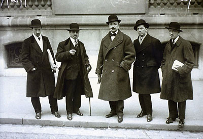 I futuristi Luigi Russolo, Carlo Carrà, Filippo Tommaso Marinetti, Umberto Boccioni e Gino Severini a Parigi, 1912. Archivio Lista.