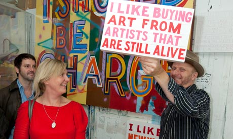 Charlotte Higgins con l'artista Bob and Roberta Smith (foto: Christian Sinibaldi per the Guardian)
