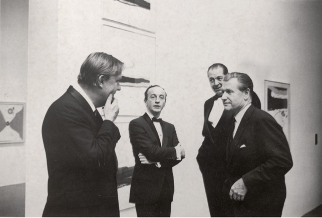 Da sinistra a destra: Robert Motherwell, Frank O'Hara, René d'Harnoncourt, Nelson Rockefeller all'inaugurazione della mostra di Robert Motherwell, curata nel 1965 da O’Hara.