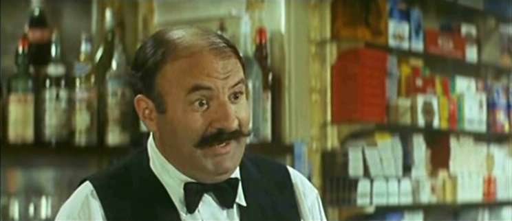 Lou Jacobi impersona il barista Moustache in Irma la Dolce di Billy Wilder (1963).