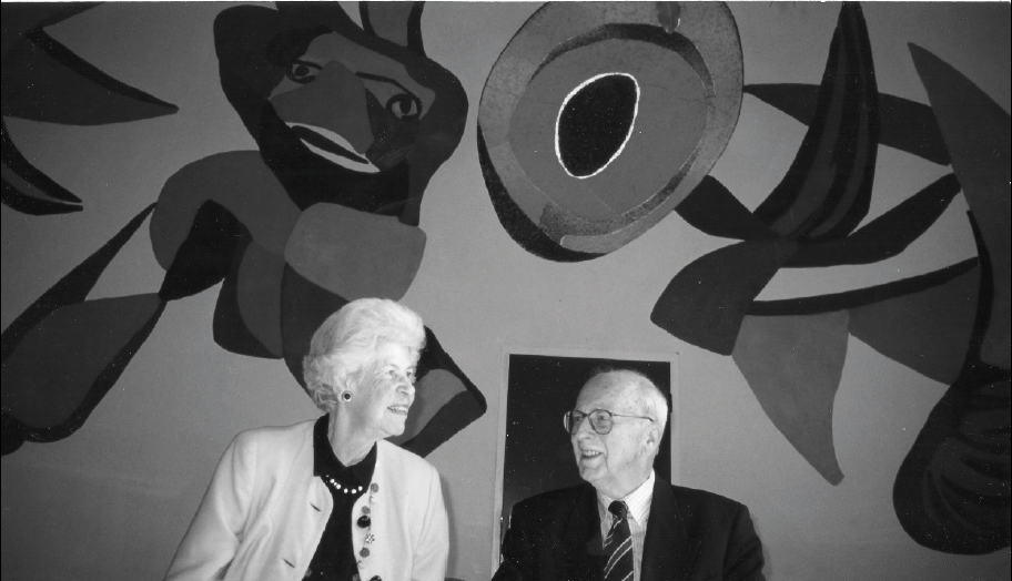 Piet e Ida Sanders fotografati all'interno dello Stedelijk Museum di Amsterdam