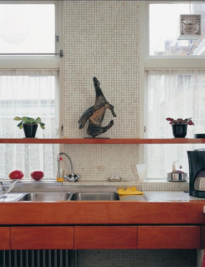 Una particolare della cucina di casa Sanders con, sullo scaffale, una piccola scultura di Marino Marini
