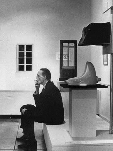 Marcel Duchamp seduto davanti a "Fontana", ready-made del 1917