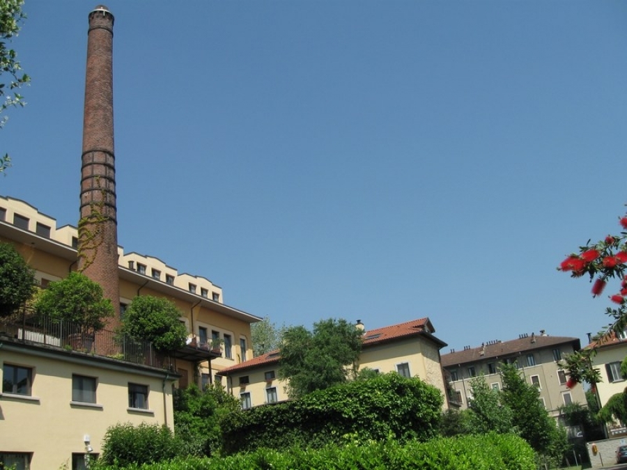 L'ex fabbrica della Mattel in via Dionigi Bussola, oggi riconvertita in complesso residenziale. Qui, dal 2010, ha sede l'Associazione Exfabbricadellebambole