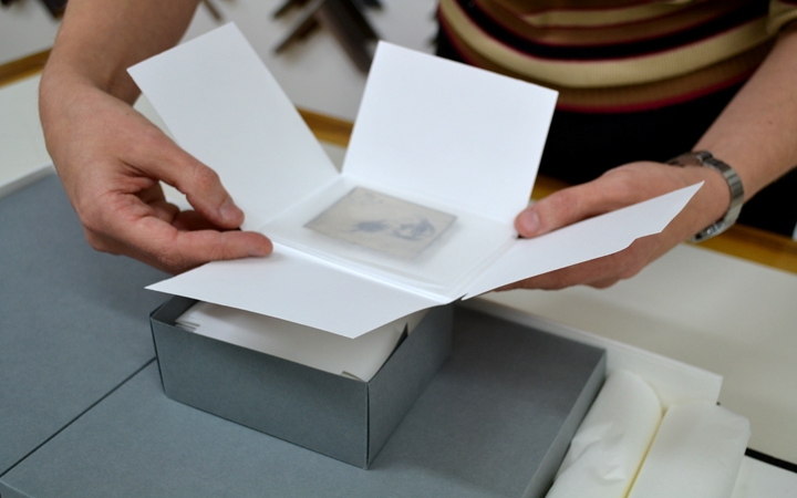 La soluzione migliore per le fotografie di piccolo formato è conservarle  in una busta di carta idonea (opaca o mylar)
