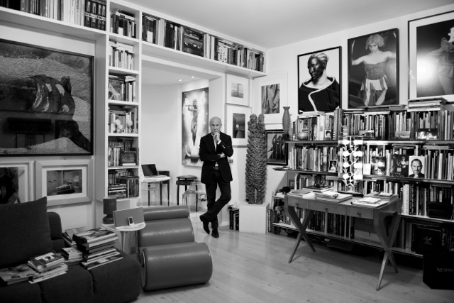 Il collezionista Ettore Molinario circondato da alcune opere della sua collezione