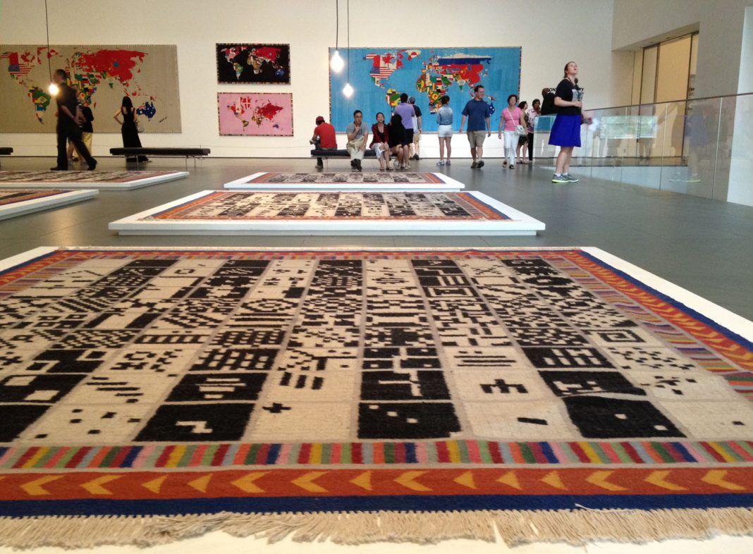 Una vista dell'allestimento della mostra dedicata ad Alighiero Boetti al MoMa di New York (2012)