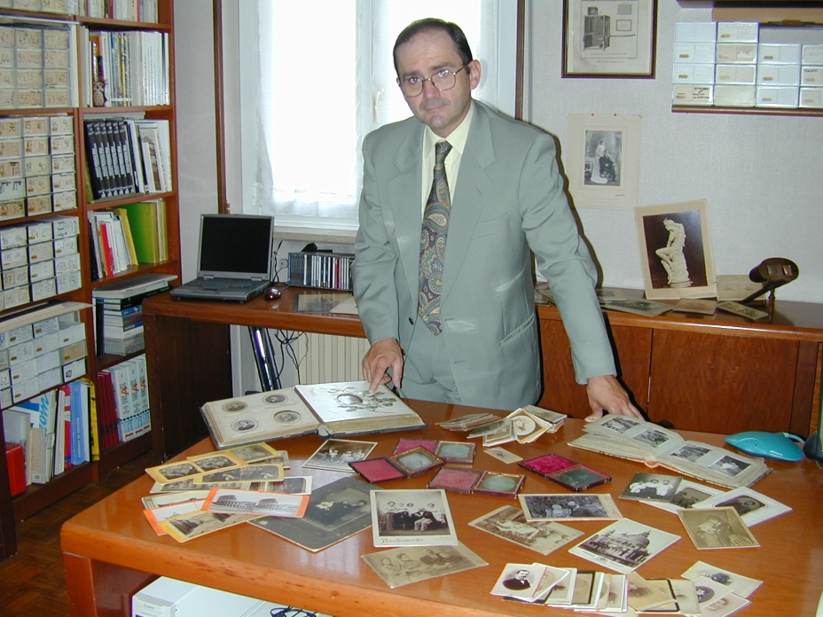 Gabriele Chiesa mostra alcuni pezzi della sua collezione in un ritratto del 2002