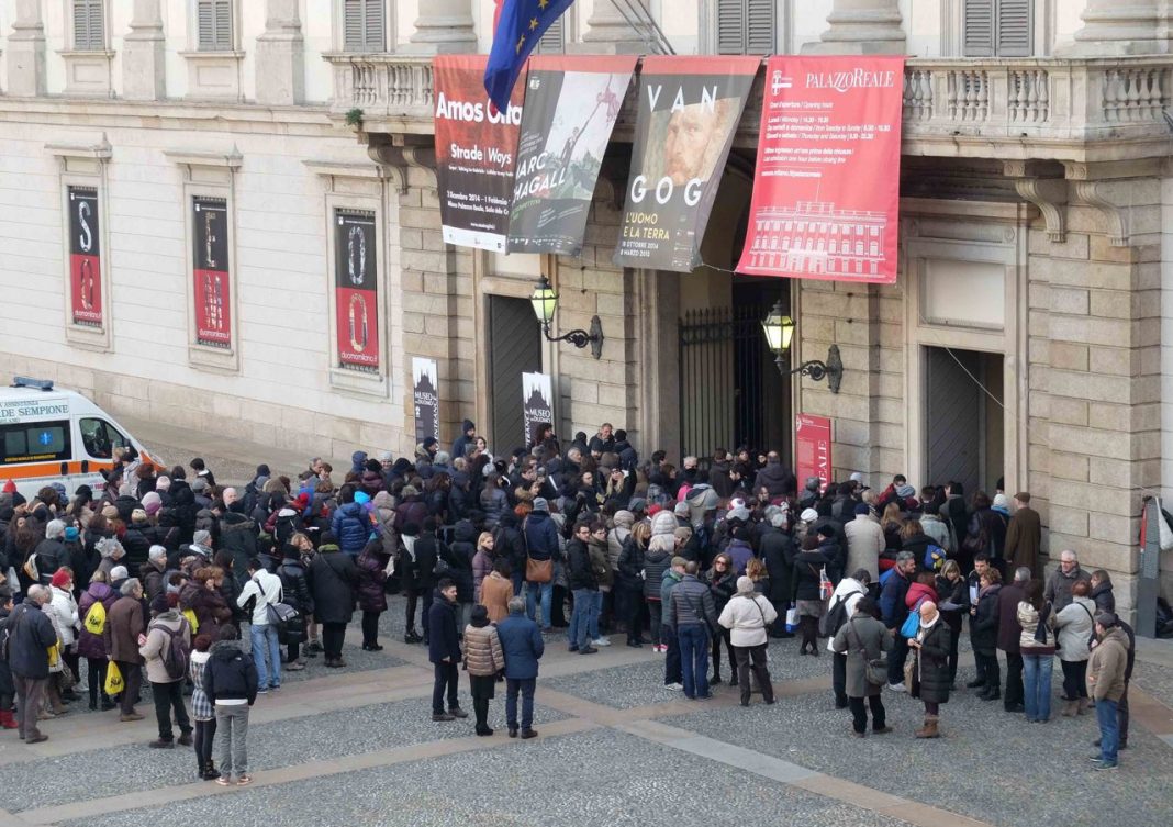 Il pubblico in coda per entrare nel Palazzo Reale di Milano per ammirare le mostre dedicate a Chagall e Van Gogh