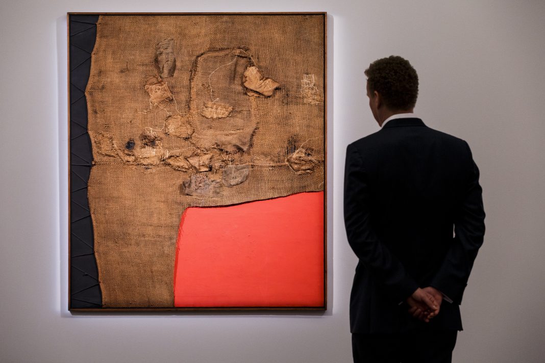 Alberto Burri, Sacco e Rosso, 1959. L'opera, aggiudicata da Sotheby's per 8 milioni di £, ha stabilito il nuovo record d'asta per l'artista italiano