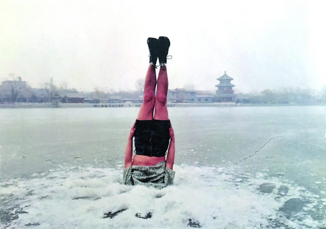 Li Wei falls to the Ice Hole, 2004 Fotografia a colori. Dalla collezione privata di Antonio Manca