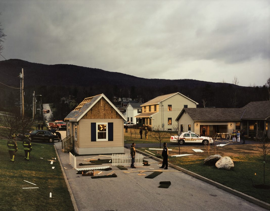 LOTTO 75 - Gregory Crewdson, Untitled (House in the Road), 2002. Stima: €18000 - €20000.