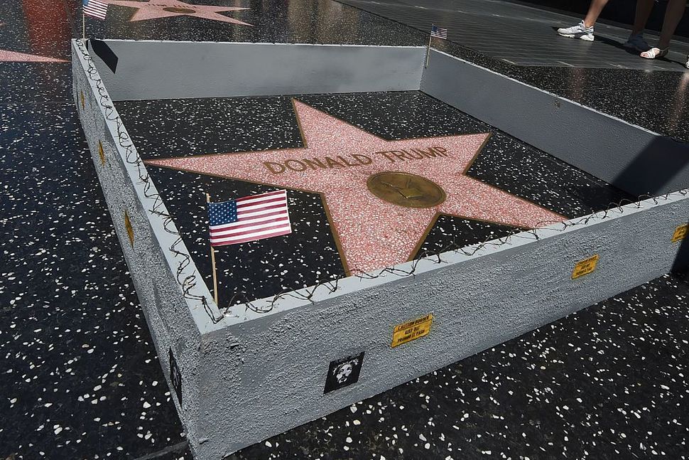 Uno street artist conosciuto come Plastic Jesus ha costruito un muro in miniatura attorno alla stella di Donald Trump sulla Walk of Fame a Hollywood. (Plastic Jesus Inc)