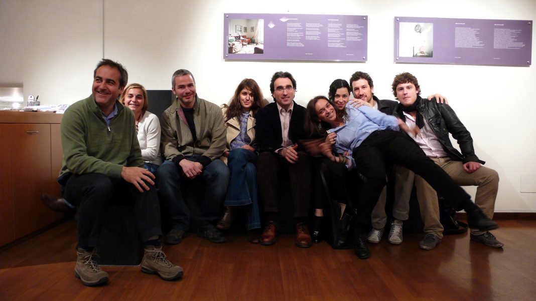 Ruggero Montrasio, a sinistra, in compagnia di un gruppo di giovani scrittori. La letteratura è una delle sue passioni.