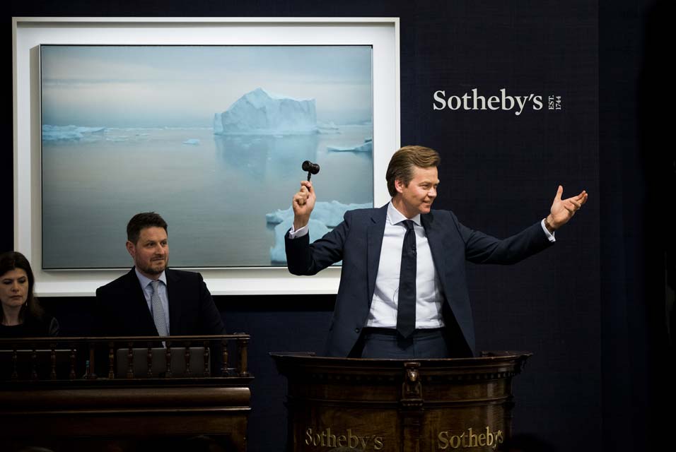 Oliver Barker in azione durante la evening sale di Sotheby's di stasera
