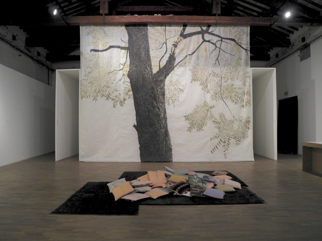 Stefano Arienti: Ailanto oro, 2009 e I nomi di Ciserano, 2001. Vista della mostra alla Galleria Civica di Modena.