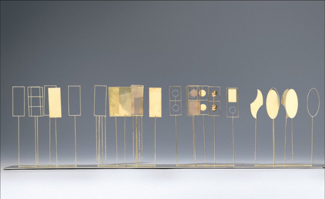 LOTTO 22 - Fausto Melotti, Tema e variazioni I, 1970. Oro e base in acciaio inox cm 21,5x80x11 (ognuno), cm 21,5x160x11 (totale)