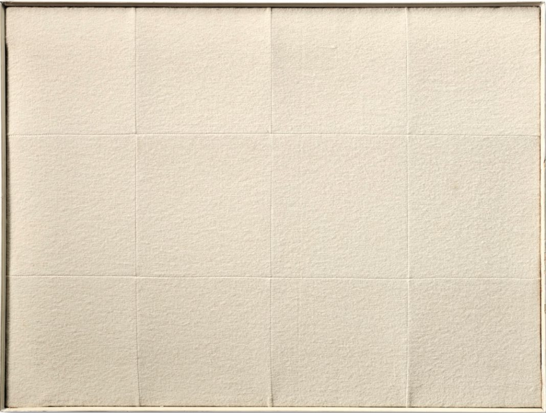 LOTTO 11 - Piero Manzoni, Achrome, tela cucita a riquadri applicata su tela, cm 45x60, 1960. Courtesy: Sotheby's.