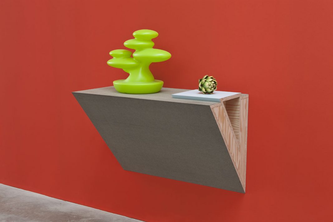 Haim Steinbach, Untitled (bonsai, artichoke), 2012, Plastic laminated wood shelf, plastic bonsai plant and plastic artichoke, cm 95x89x50. Immagine di repertorio. Courtesy: Liarumma Gallery