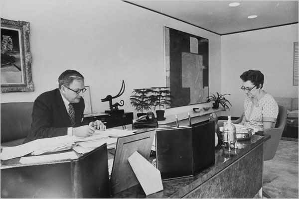 David Rockefeller al lavoro nel suo ufficio alla Chase Manhattan Bank nel 1973. Con lui la segretaria Edna Bruderly.