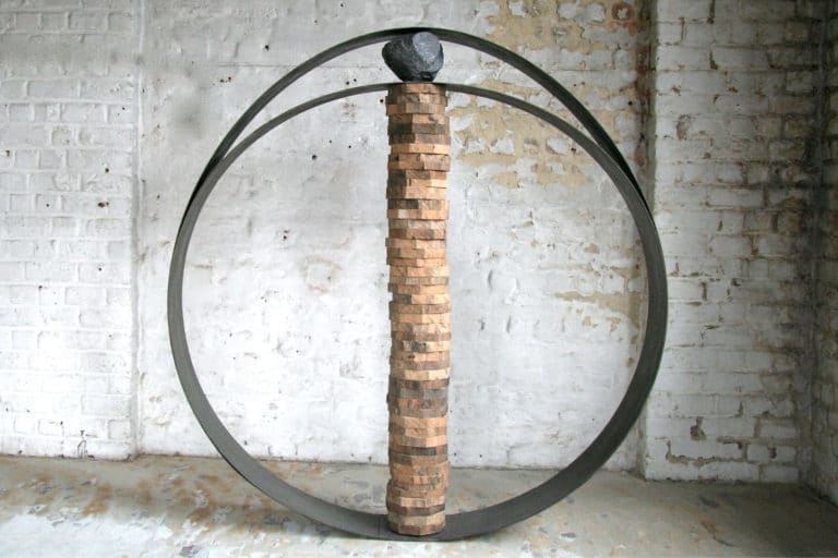 Paul Gees, Ingeklemd tot stut (inner support), 1995 | steel, wood and stone | cm. 150 x 25. Courtesy: Loom Gallery