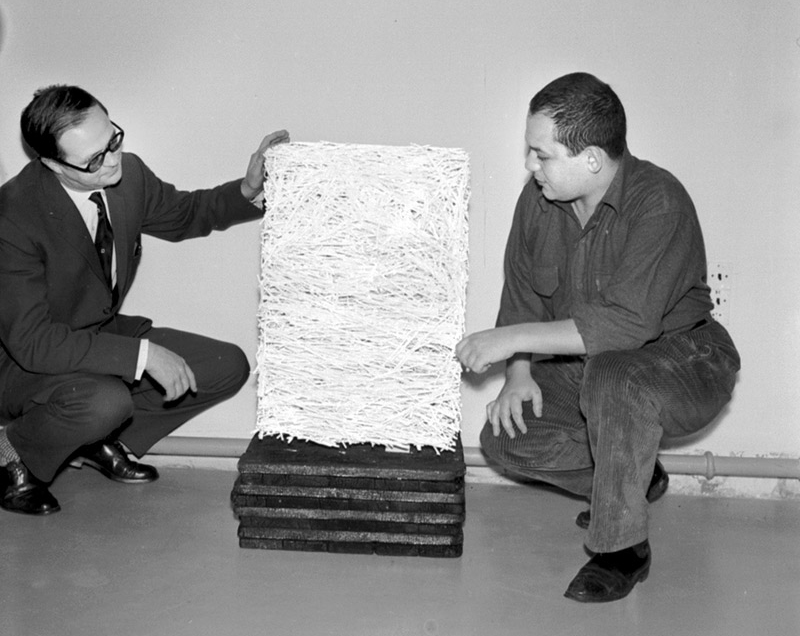Aage Damgaard and Piero Manzoni osservano un Achrome del 1961. Foto: Ole Bagger. Courtesy: HEART - Herning Museum of Contemporary Art