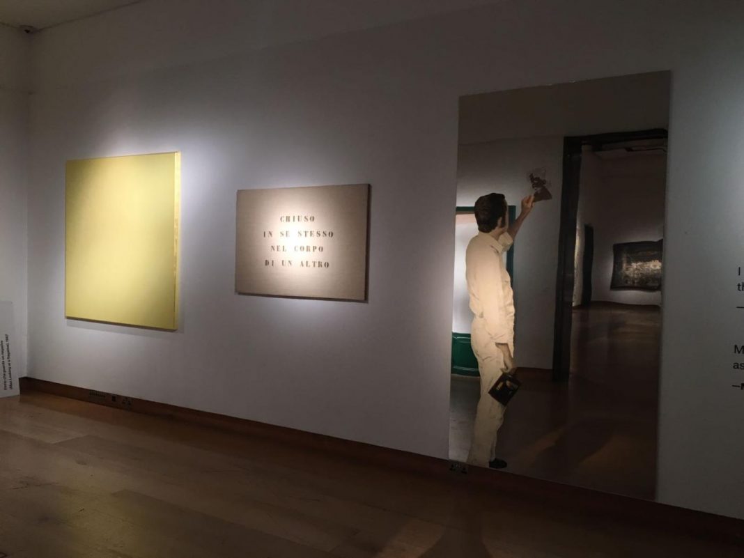 Sulla destra: Michelangelo Pistoletto, Uomo che guarda un negativo, 1967. L'opera è stata venduta a Londra, da Christie's, per 3.100.000 £ di hammer price, segnando il nuovo record d'asta dell'artista.