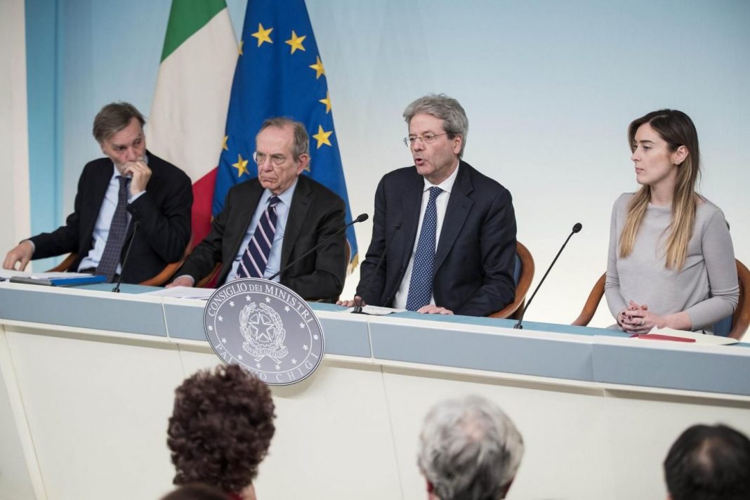 Un momento della conferenza stampa durante la quale il primo ministro Paolo Gentiloni ha annunciato che il Consiglio dei Ministri ha approvato la bozza di Legge di Bilancio 2018.