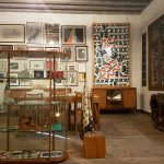 Museo Casabianca - stanza 5: anni '60-'80, italiani da Vedova a Cattelan, accanto a mobili e oggetti della famiglia Meneguzzo.