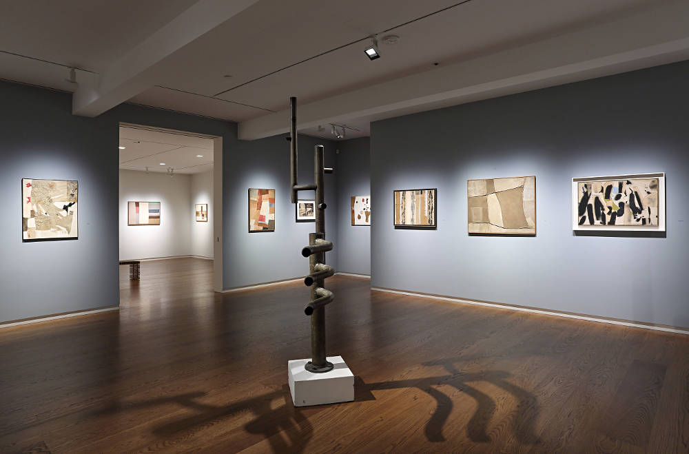 Una vista della mostra Nuvolo and Post-War Materiality 1950–1965 alla Galleria Di Donna di New York