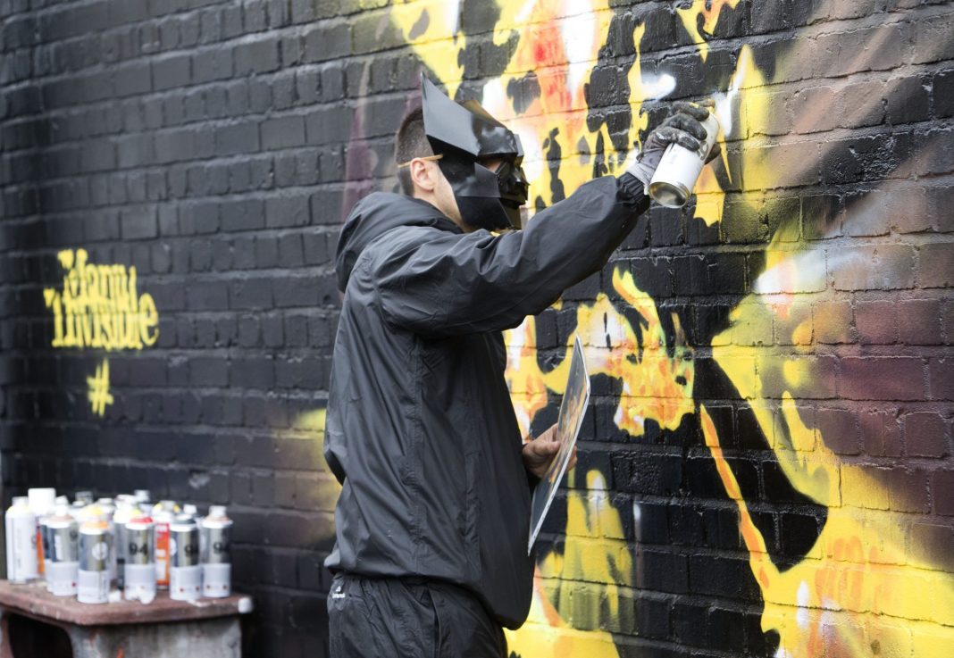 Lo Street Artist Italiano Manu Invisibile in azione all'Upfest di Bristol