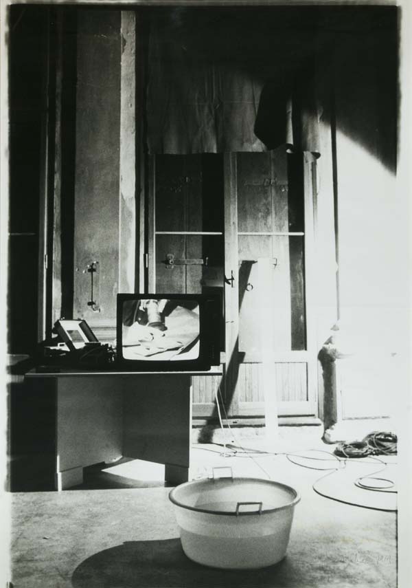 Giuseppe Chiari, L'acqua con tre specchi, 1979 fotografia in bianco e nero su carta 104,8x73,5 cm. Courtesy: Galleria Il Ponte, Firenze