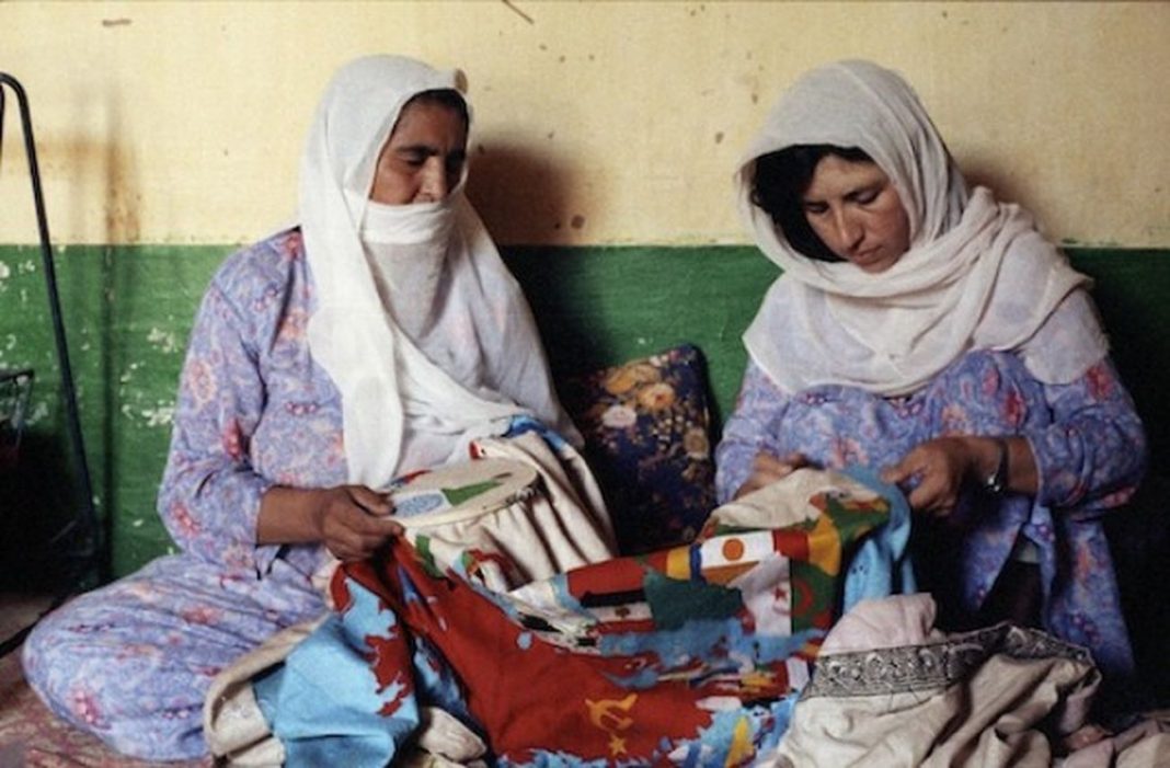 Due donne Afghane lavorano, insieme, alla realizzazione di una mappa di Alighiero Boetti. Foto: Randi Malkin Steinberger. Courtesy: Fowler Museum.