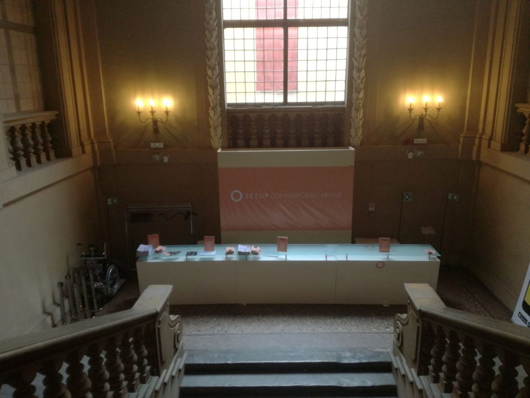 L'ingresso di Set Up sullo scalone di Palazzo Pallavicini a Bologna