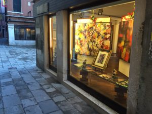 Una vista dell'esterno della Galleria Luce Arte Moderna in Calle della Fenice a Venezia