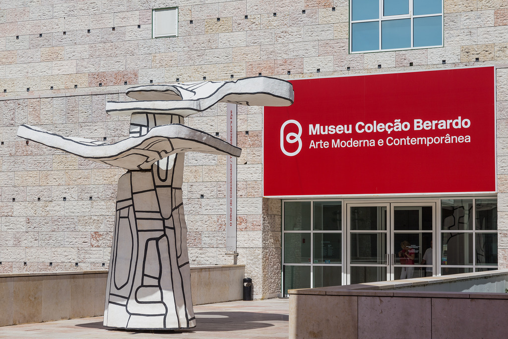 L'ingresso del Museo Coleção Berardo con la scultura Arbre biplane (1969) di Jean Dubuffet