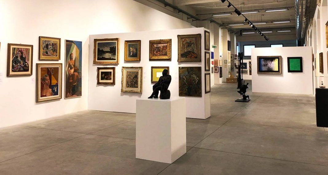 Una vista dell'esposizione dei lotti dell'asta di arte moderna e contemporanea di Finarte che è stata battuta ieri sera ai Frigoriferi Milanesi