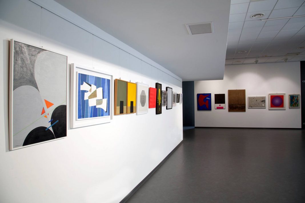 Una vista dell'esposizione dei lotti dell'asta n. 40 di arte moderna e contemporanea dello Studio d'Arte Martini di Brescia