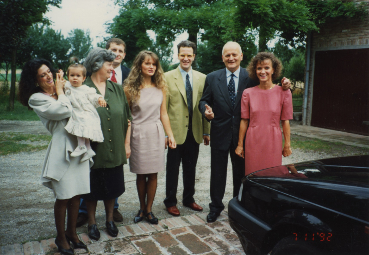 La famiglia Cattelani riunita in una foto di gruppo nel giardino della casa di Baggiovara (MO). Foto Archivio Famiglia Cattelani