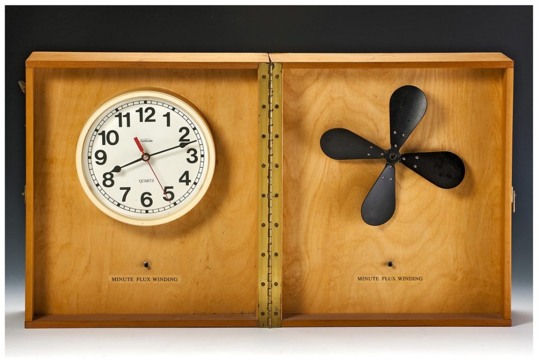 Larry Miller, Minute flux winding n.°2, 1982-89, scatola di legno, orologio, elica e trasformatore, cm 48x80x15. Foto Paolo Pugnaghi