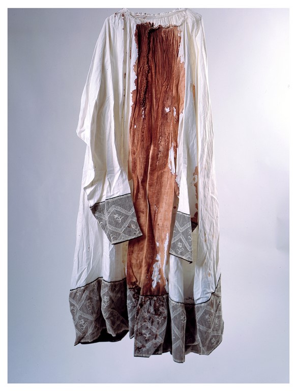 Hermann Nitsch, Omaggio a Don Giuseppe Puglisi, 1993, casula e sangue, cm 190x70 circa. Foto Paolo Pugnaghi
