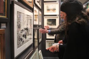 Collezioni e appassionati in uno stand della "Works on Paper Art Fair" 2018 a Londra