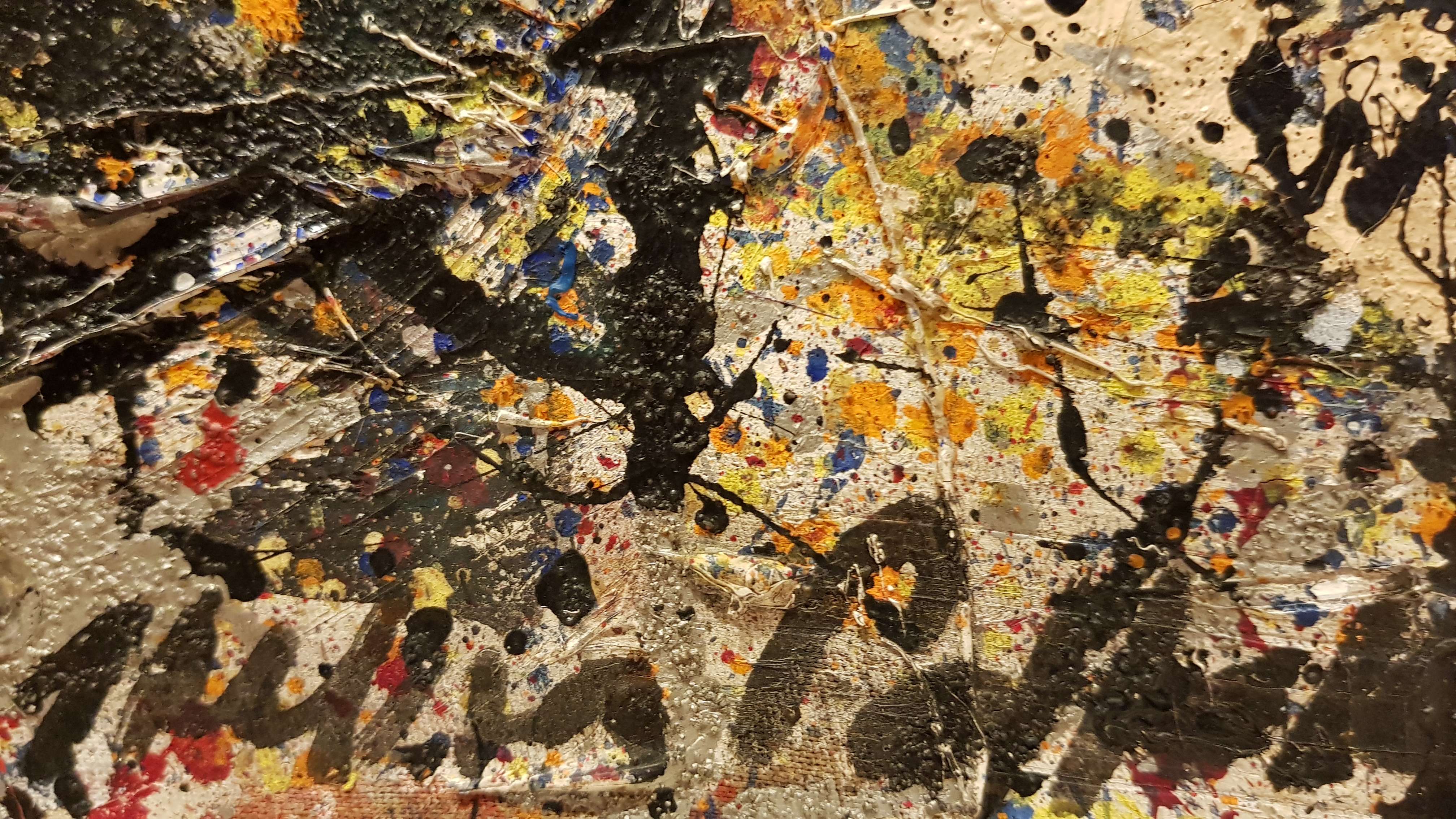 Il particolare della firma di Jackson Pollock sul dipinto Alchemy del 1947, conservato presso la Collezione Peggy Guggenheim ci Venezia. Foto: Tullia Zanella