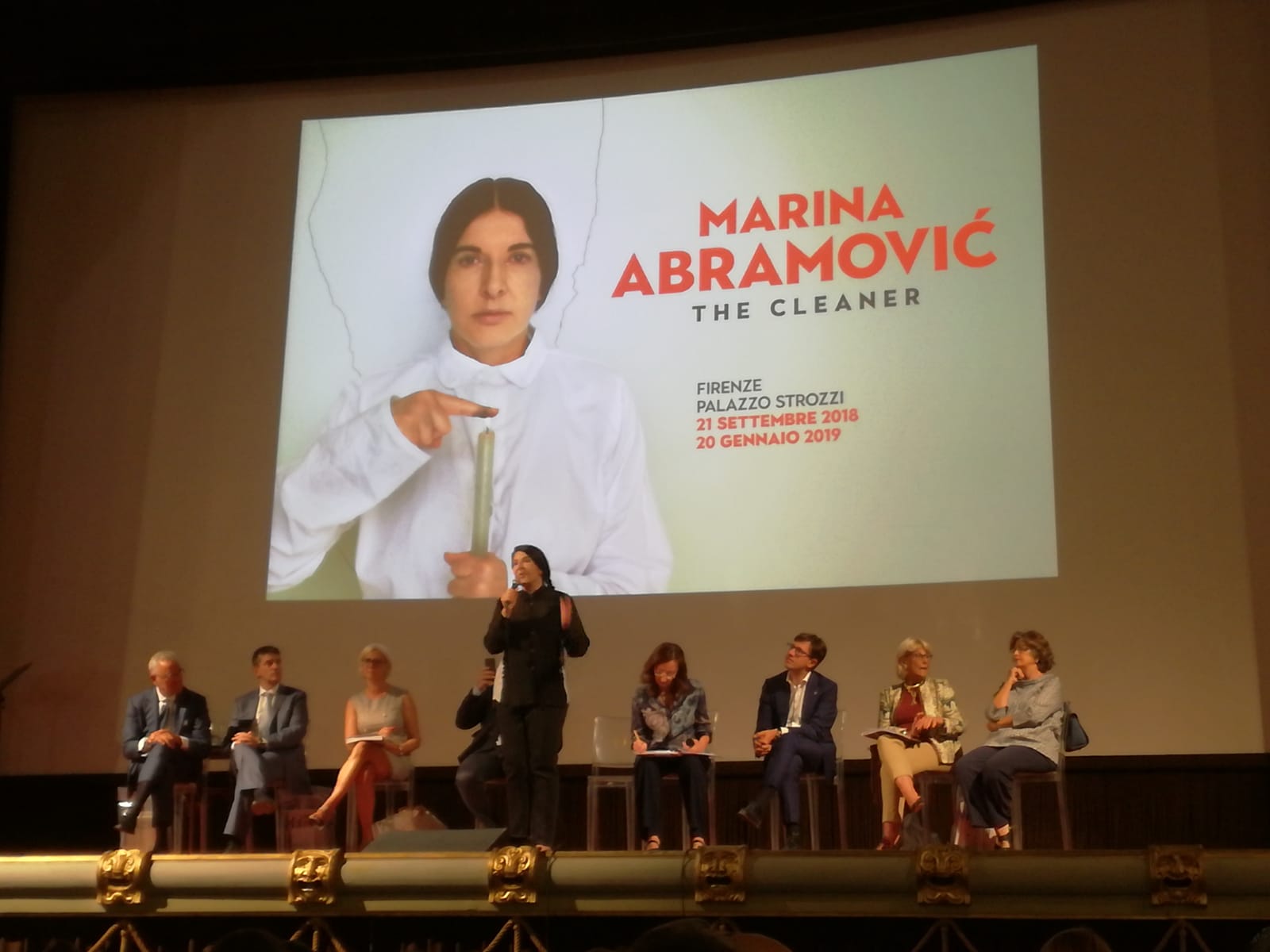 Marina Abramović interviene durante la conferenza stampa di presentazione di The Cleaner al Cinema Odeon di Firenze.