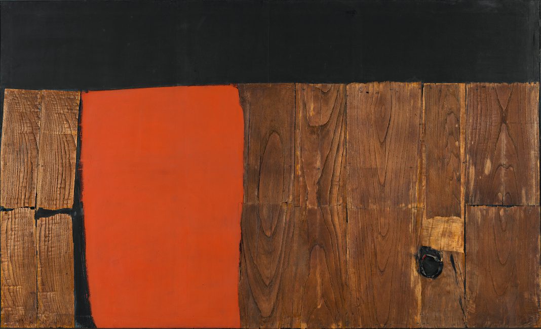 Grande legno e rosso (Large Wood and Red), 1957–59. Wood veneer, fabric, combustion, acrylic, PVA, and staples on black fabric, 150 x 250 cm. Private collection, Italy
