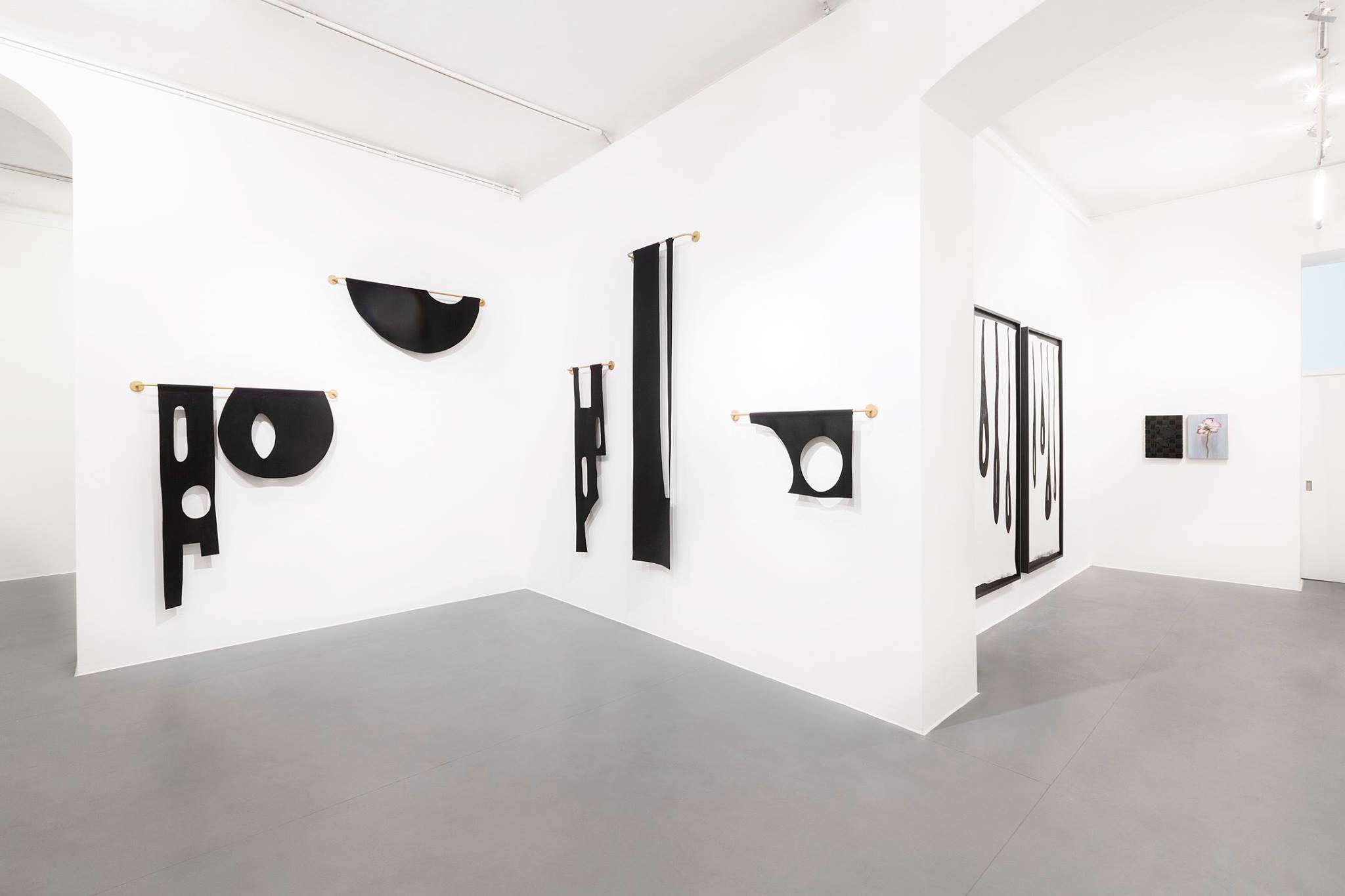 Una vista della mostra SPEAKLESS, solo show di Cheryl Pope a cura di Martina Corgnati presso la Galleria Bianconi. Courtesy: Galleria Bianconi.