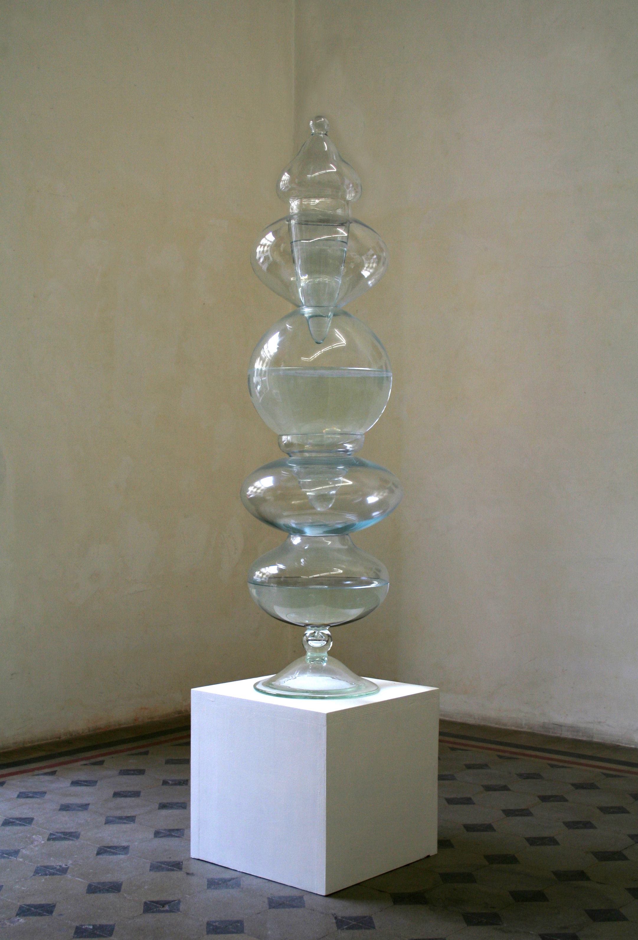 Sabine Delafon, ⠨⠝⠨⠁⠨⠍ ⠨⠍⠨⠽⠨⠕ ⠨⠓⠨⠕ ⠨⠗⠨⠑⠨⠝⠨⠛⠨⠓⠨⠑ ⠨⠅⠨⠽⠨⠕, 2013. Vetro, 140 x 42 cm. 7 elementi peso circa 25 kg.Dalla serie "Be Careful!".