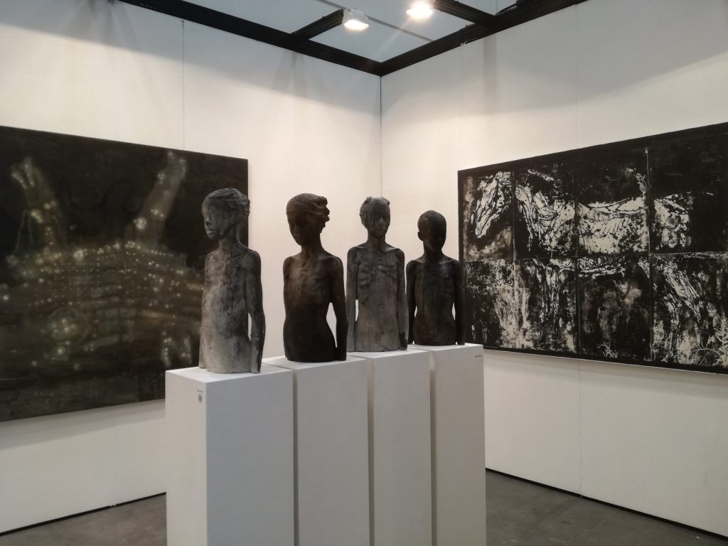 Le sculture di Paolo Migliazza in dialogo con i lavori di Nicola Samorì e Jingge Dong da L'Ariete.