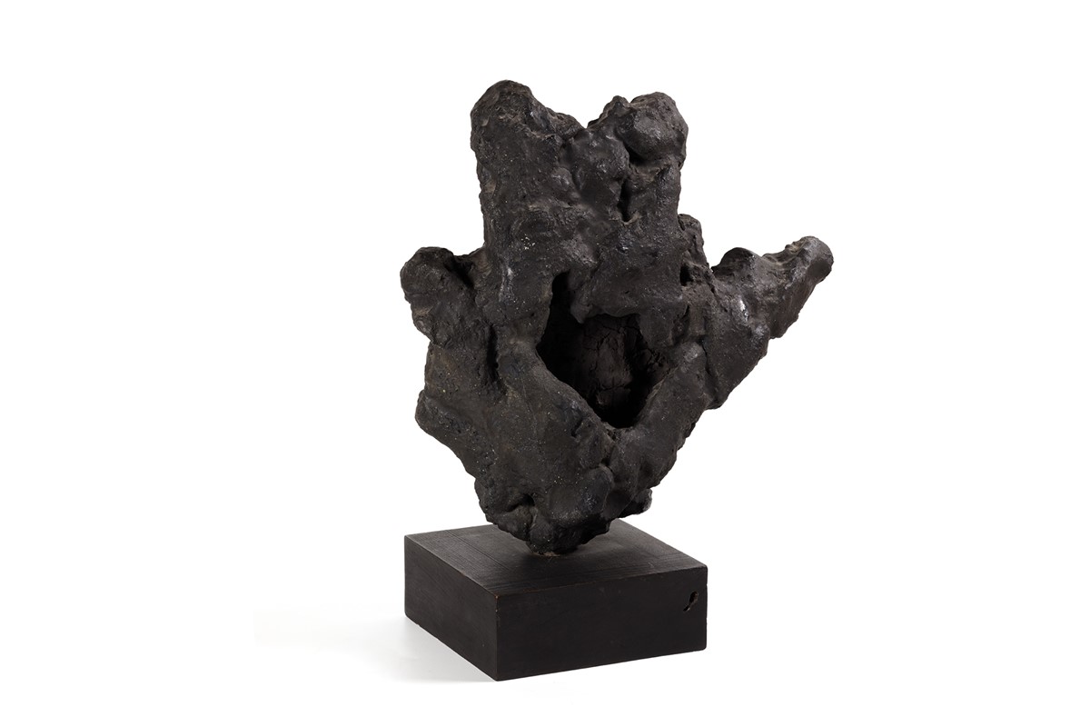 LOTTO 267 - LEONCILLO, Appunto, 1958/'59. Grès smaltato nero, cm 33,5 x 35 x 10 (cm 40,5 compresa la base). Stima: 15-20.000 euro. Courtesy: Minerva Auctions.