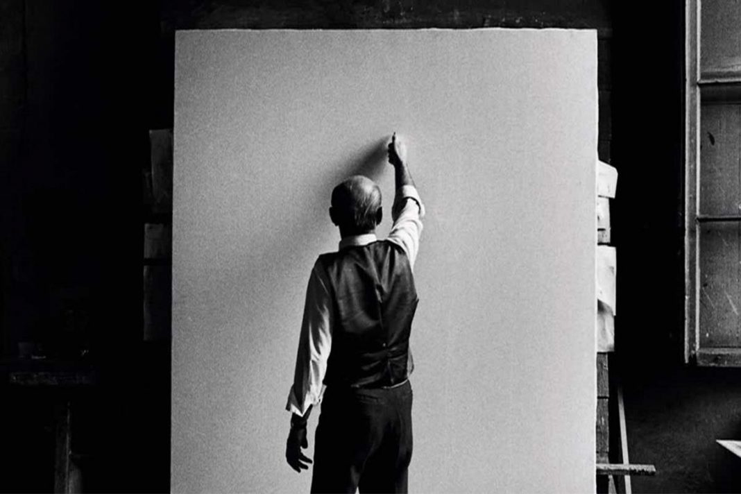 Lucio Fontana nel suo studio fotografato da Ugo Mulas